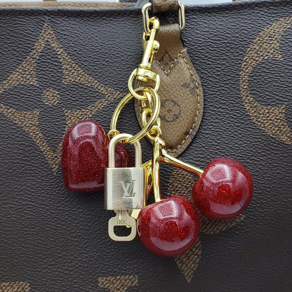 LV Authentic Gold Padlock 🔒 Key Set w/ Unbranded Apple/Heart Keychain Charm - Picture 9 of 10